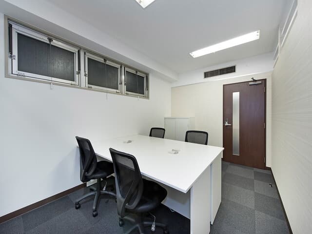 個室_オフィス内では無料Wi-Fiの利用が可能でネット環境にも困りません。