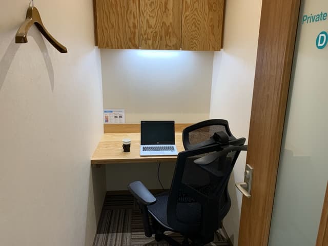 個室_1名用の個室もあり、リモートワーク等の用途でもご利用いただけます。