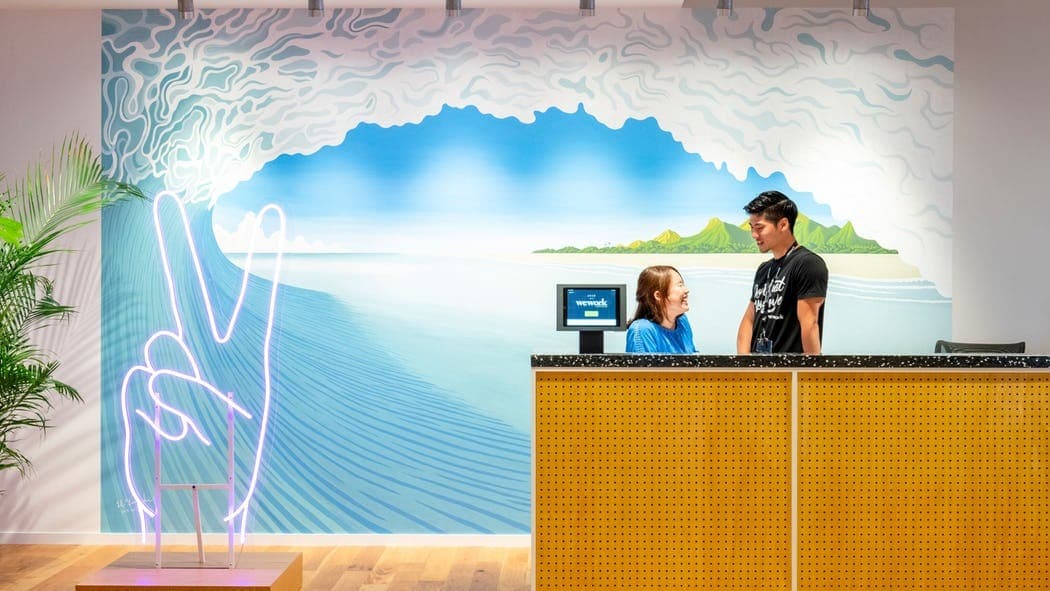 外観_受付。営業時間内はスタッフが常駐しています。©WeWork※写真はイメージです。