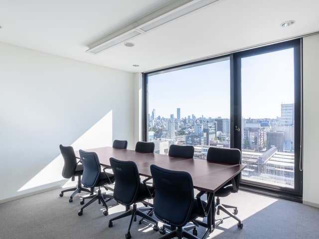 共用部_会議室。窓から見える景観を楽しめる、開放的な会議室です。