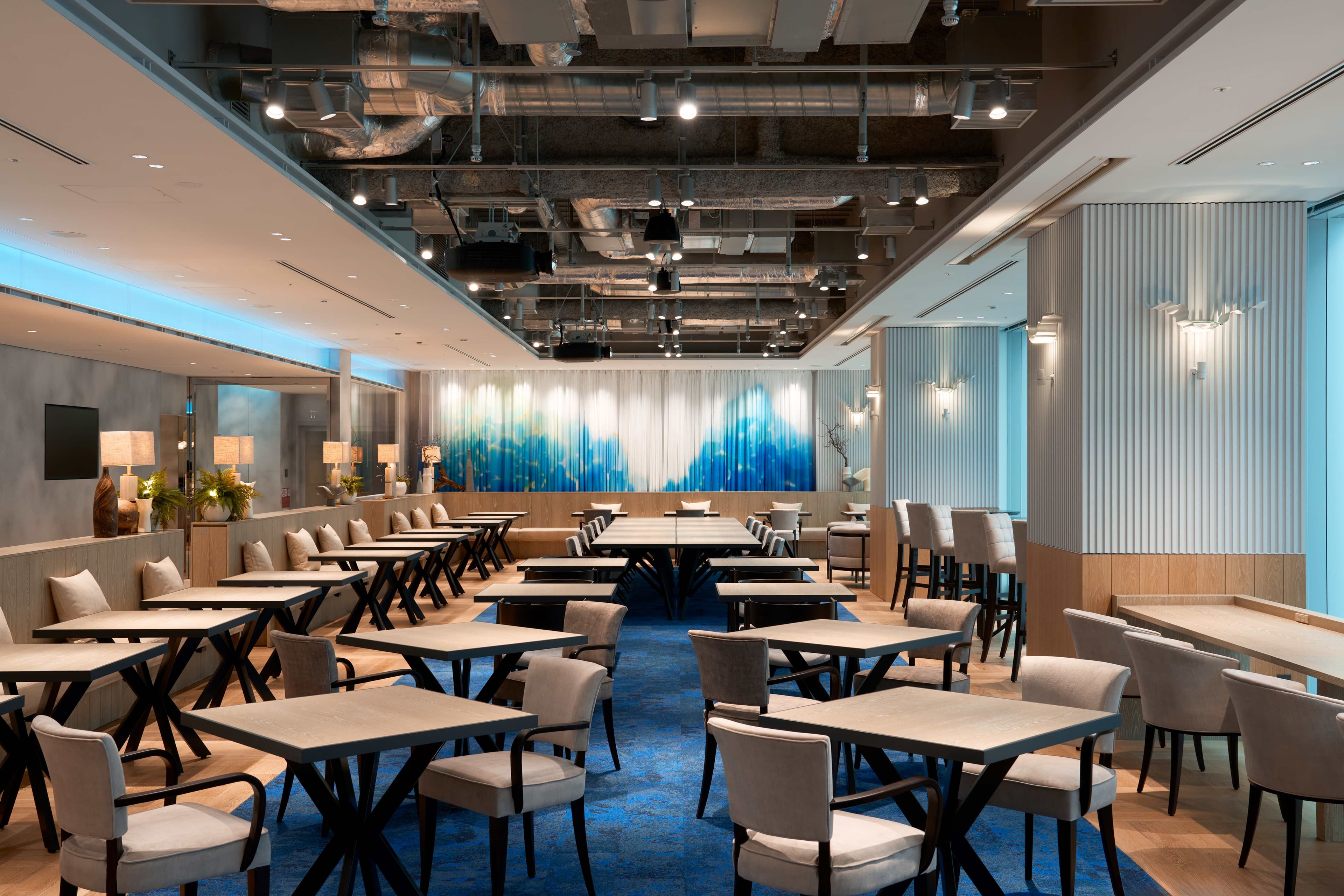 共用部_ラウンジ。自由な席で作業ができます。