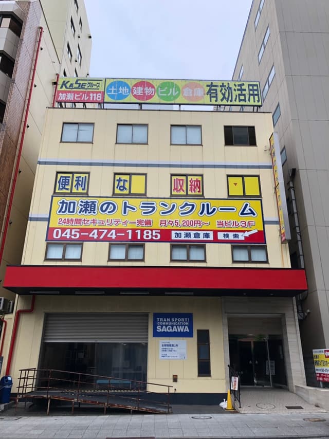 外観_ビル全体の外観です。黄色の看板でわかりやすいです。