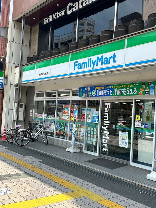 近隣のコンビニ_ファミリーマート 大分府内町店(徒歩2分)