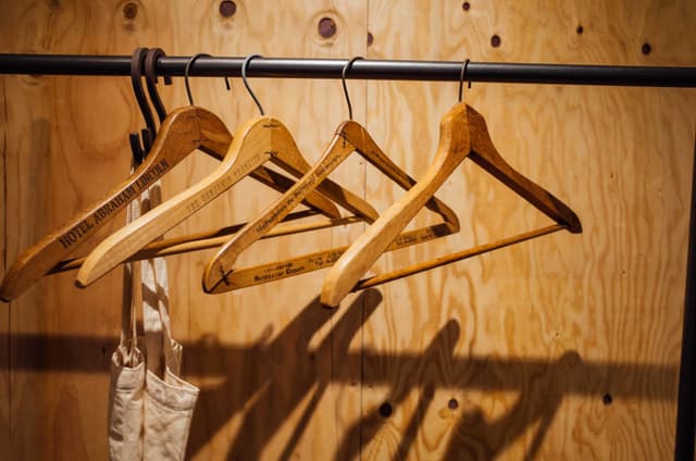 荷物や上着を掛けておけるハンガーラックが用意されています