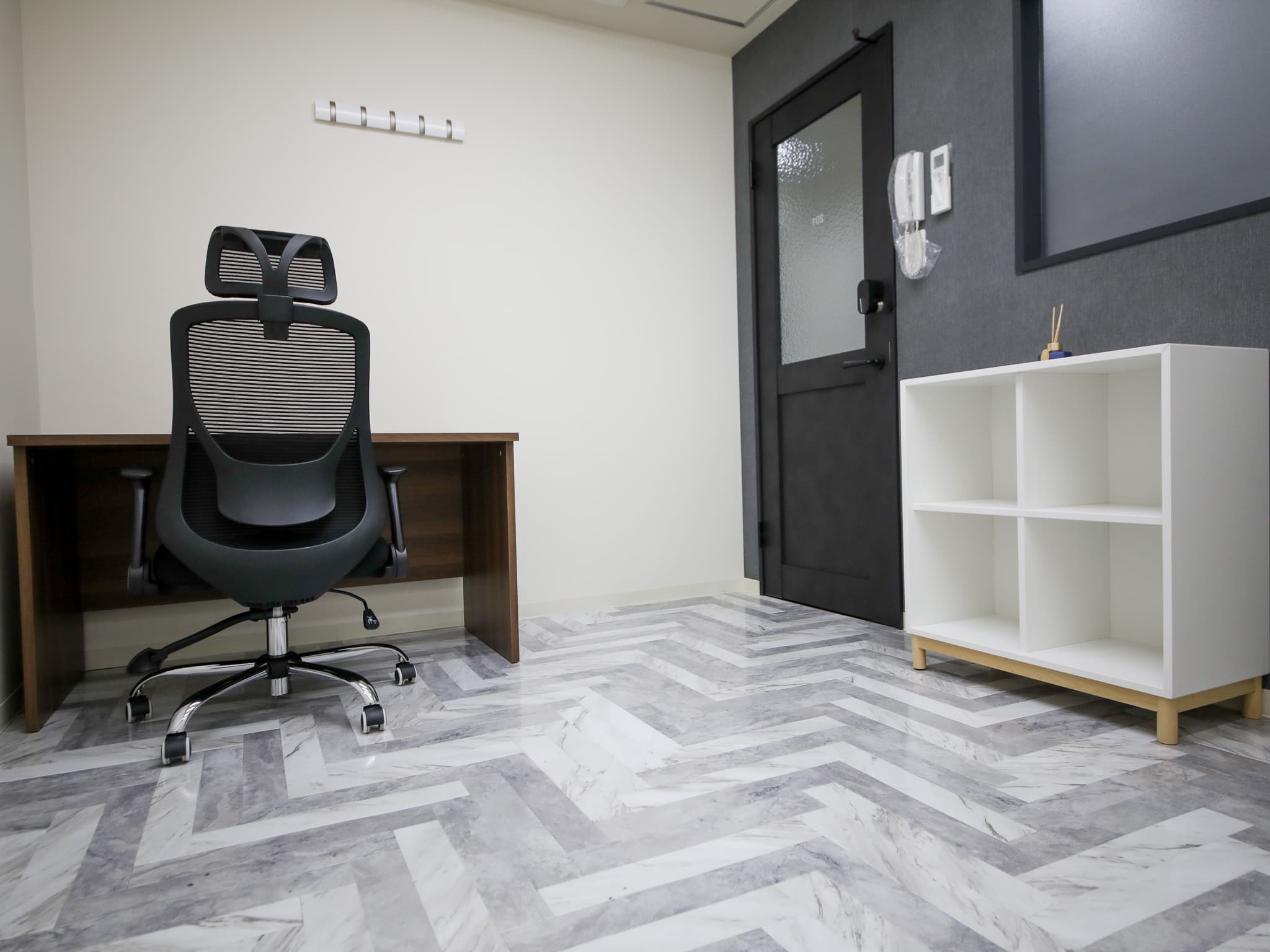 個室_オフィス。登記や住所利用、共用でのWi-fiも可能です。