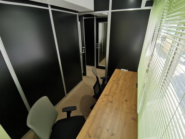 個室_個室は家具完備・24時間利用可能となっています。