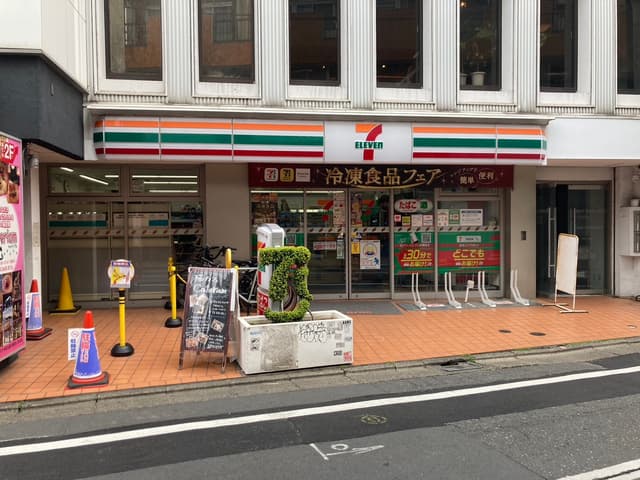 近隣のコンビニ_セブンイレブン 世田谷下北沢駅前店 (徒歩2分)