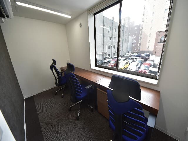 個室_窓からは札幌のオフィス街が眺められます。