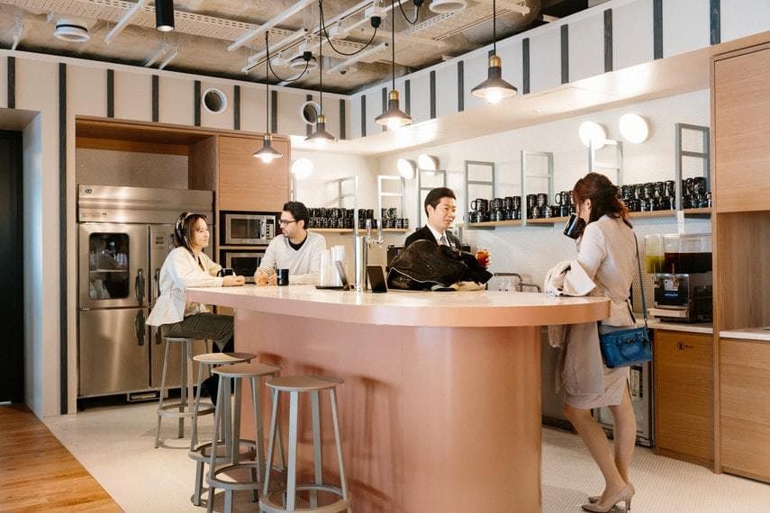 キッチン_WeWorkのキッチンでは思わぬ出会いがあるそうですよ©WeWork