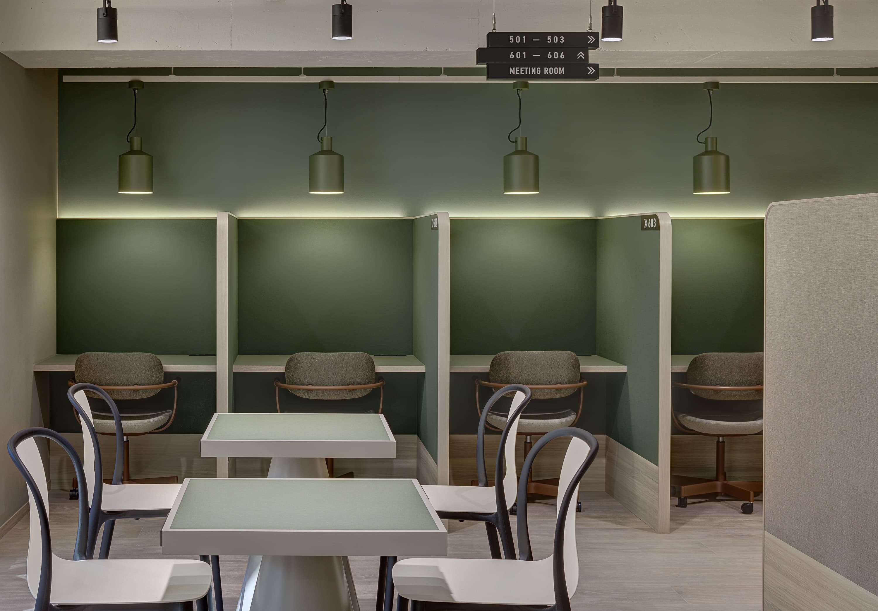 集中力が高まるブース席も多数