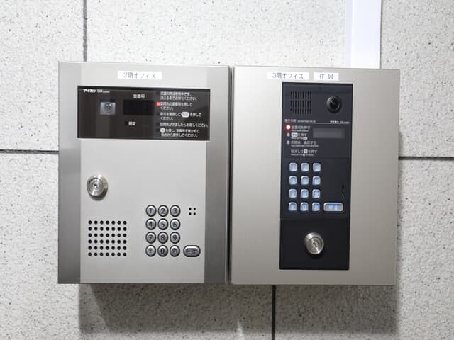 設備_オートロック。エントランスにはモニター付きのオートロックを採用し安全性を高めています。
