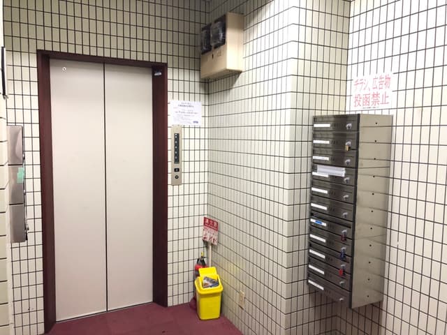 外観_建物の入口部分です。各個室専用の郵便受けがあります。