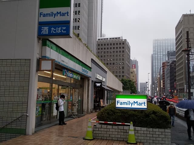 近隣のコンビニ_ファミリーマート 新宿損保ジャパン店(徒歩3分)