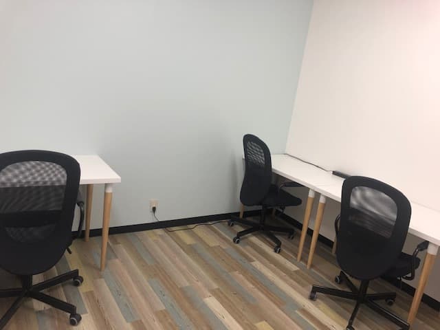 個室_4名から5名で利用可能なオフィスです。