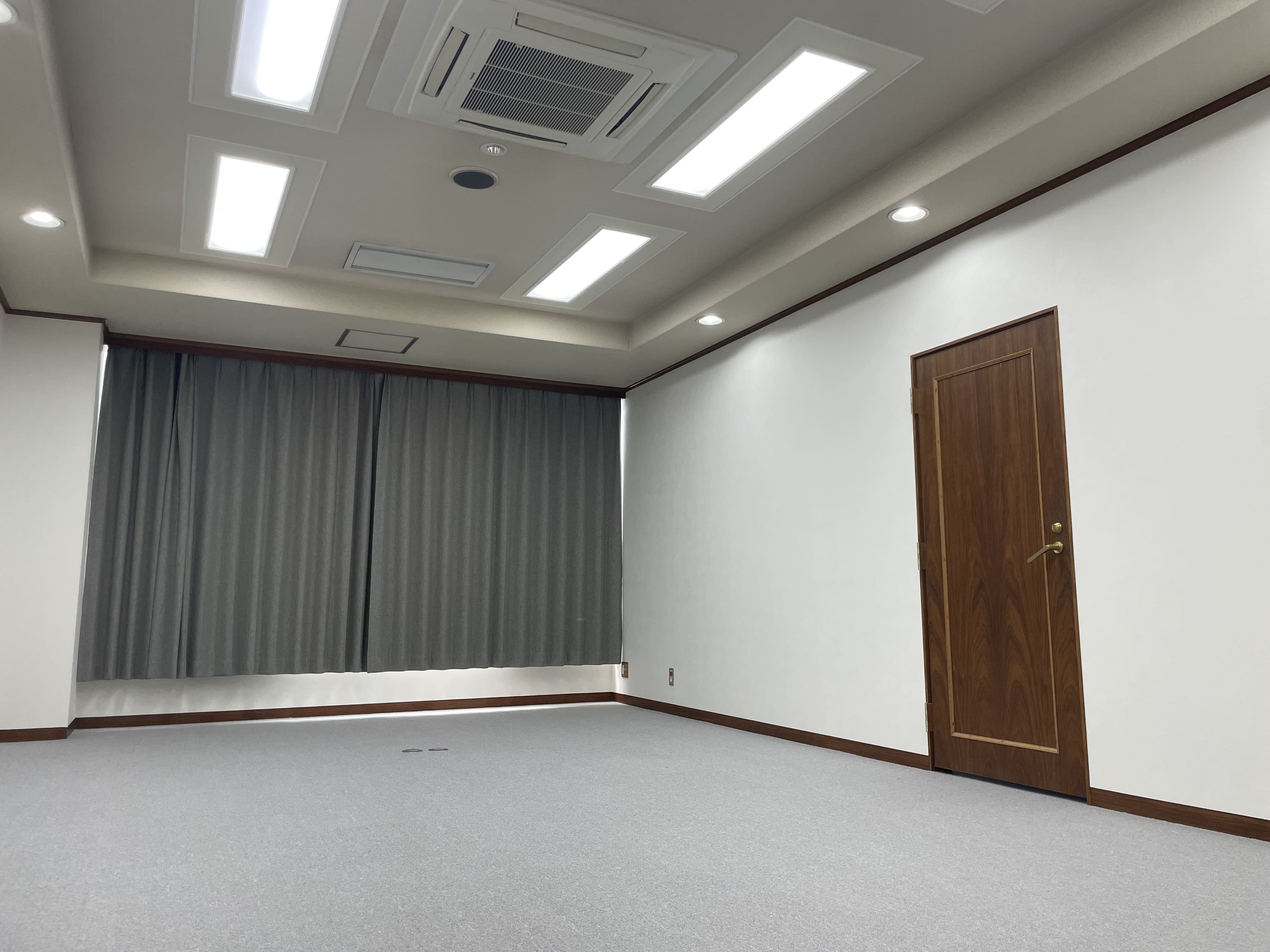 1部屋利用の場合は扉封鎖。2部屋利用の場合は扉利用可能
