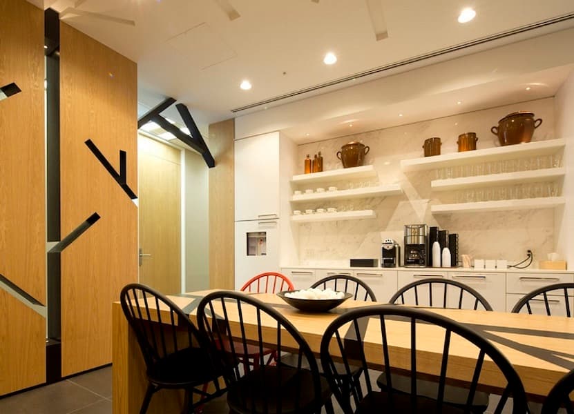 共有部_カフェ。リフレッシュに嬉しいカフェスペース、他業種の企業様との交流にもご利用いただけます。※イメージ画像