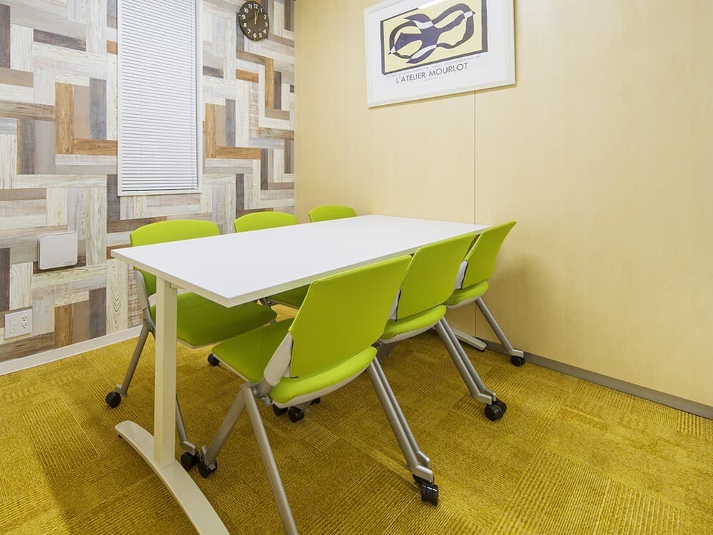 共用部_会議室。大切なお客様を招いての商談も可能な完全個室の会議室です。