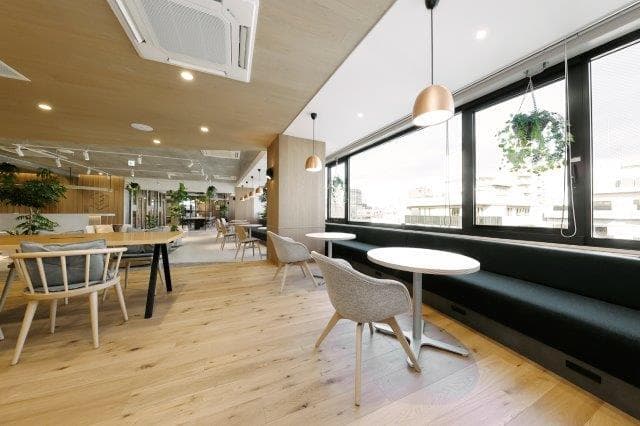 共用部_ラウンジ。ダイニングやリビングルームのようにゆったりしたラウンジです☆窓の自然光や植栽を多く取り入れています。
