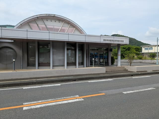近隣の金融機関_熊本中央信用金庫 津奈木支店。