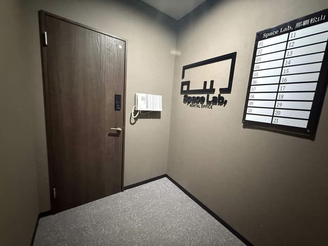 外観_オフィス入口。暗証番号入力での入室でセキュリティ面も安心です。