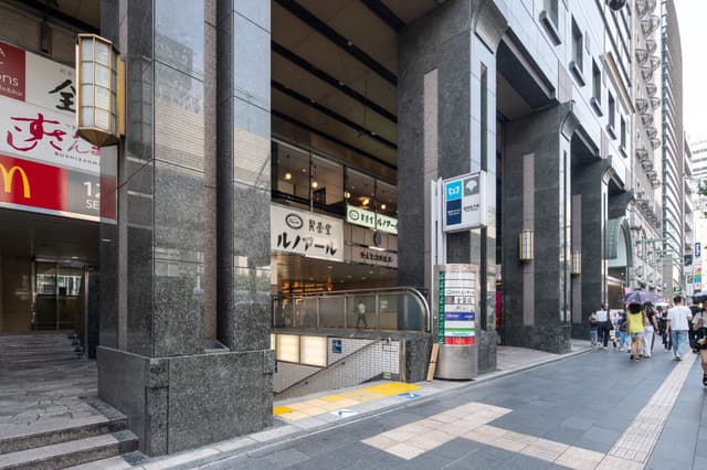 六本木駅直結です。