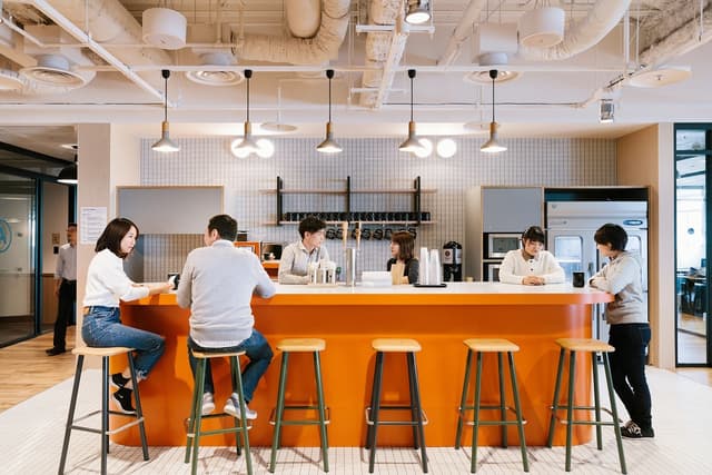 共用部_パントリー。リフレッシュできるキッチンには様々な設備が整っています。©WeWork※画像はイメージです。
