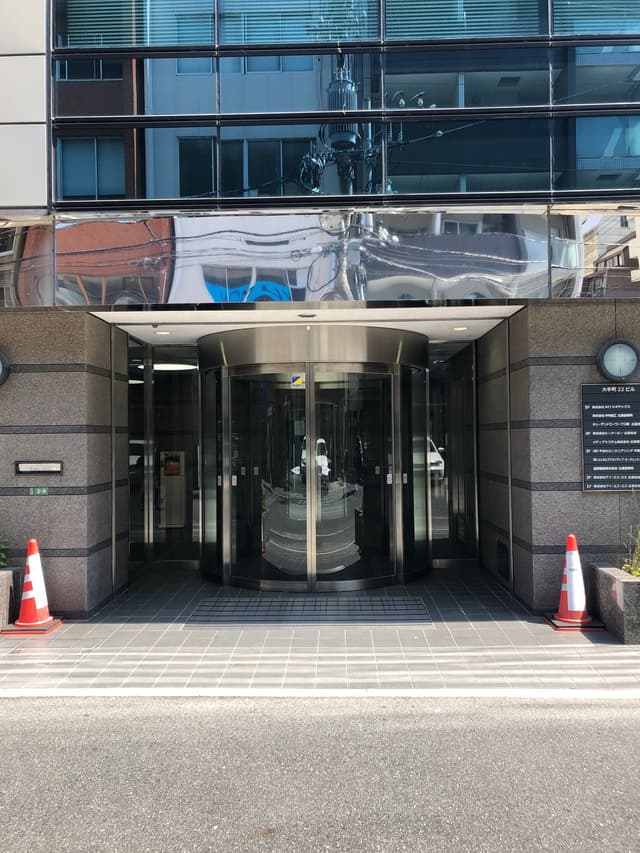 外観_ビルエントランス付近は大きく分かりやすいです。