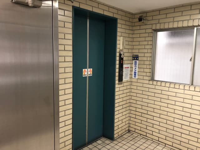 内観_入り口を入るとエレベーターがあります。