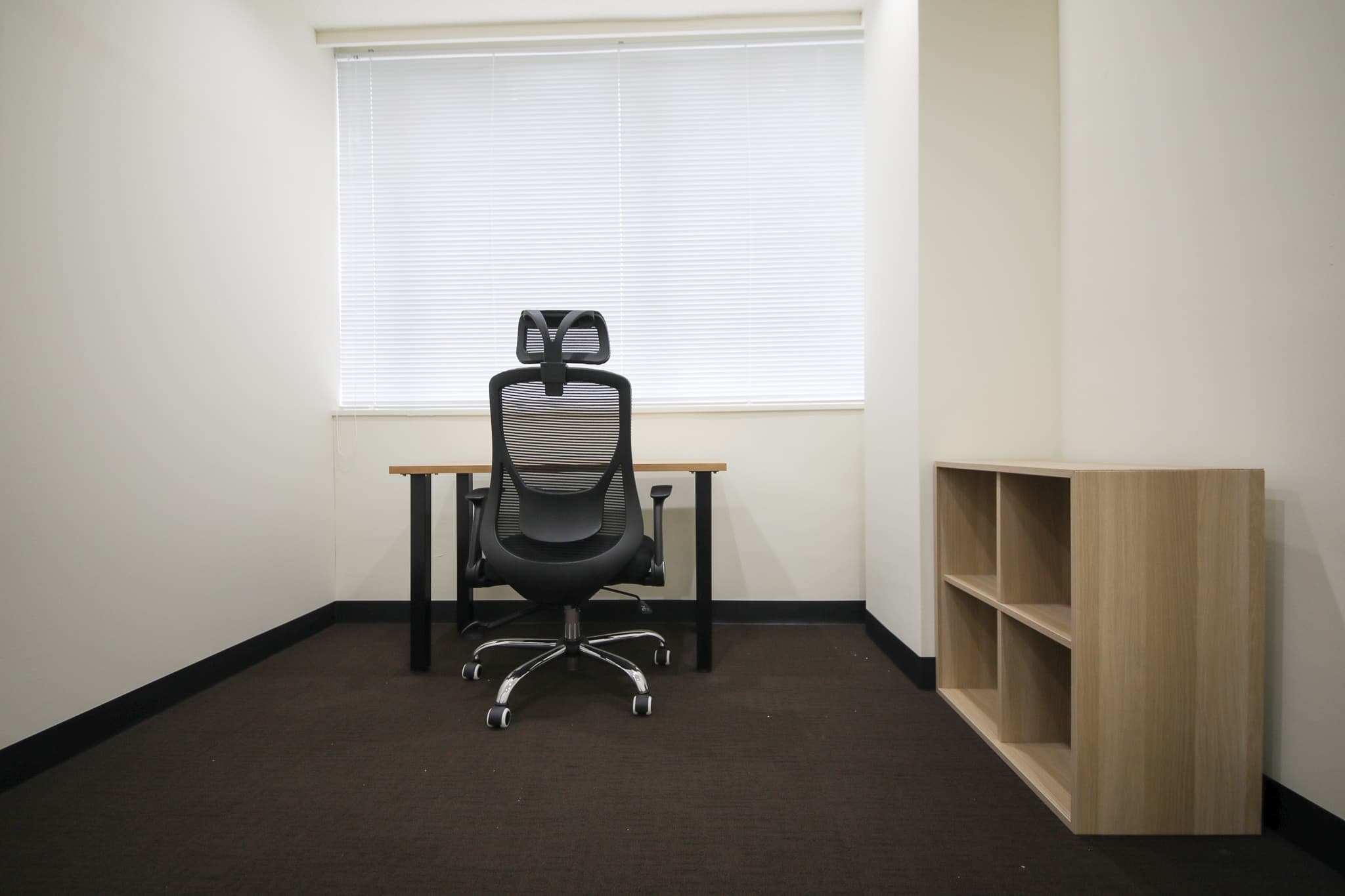 個室_オフィス。完全個室で個別空調がついています。