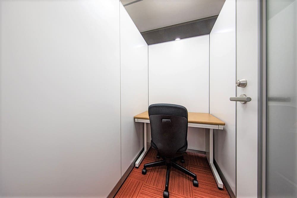 専有部_個室。パーテーションで区切られた1名用のお部屋です。