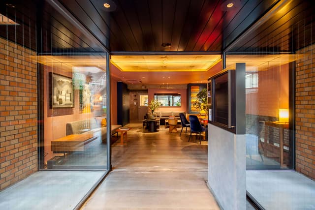 エントランス。セキュリティを設置しており、ICカードキーでご入館いただけます。