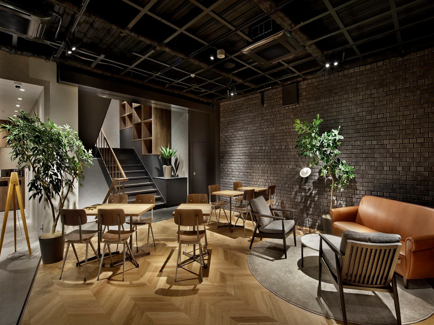 共用部_ラウンジ。1階のラウンジは約100㎡あり、気分によって席を選ぶことができます。