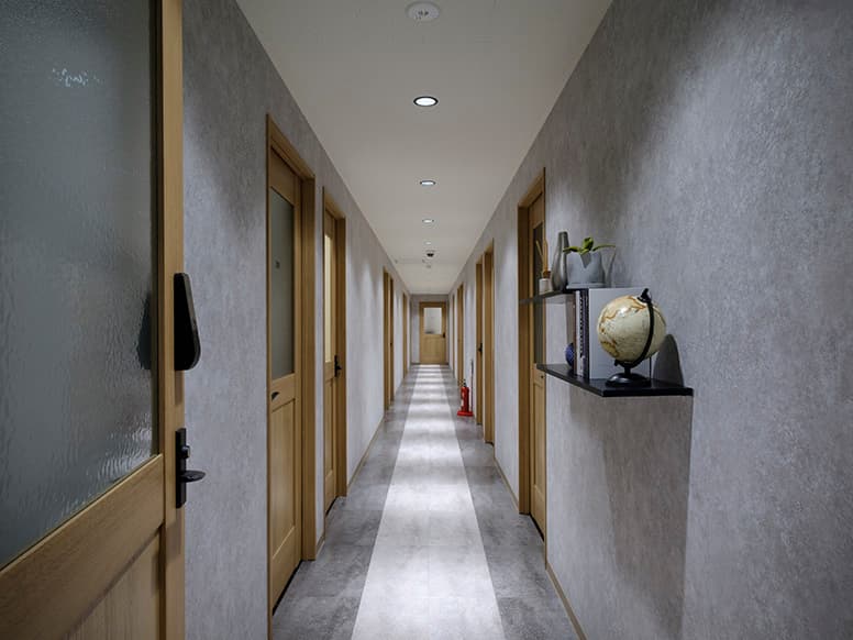 共用部_廊下。左右にプライベートオフィスが並びます。各個室とも施錠可能です。