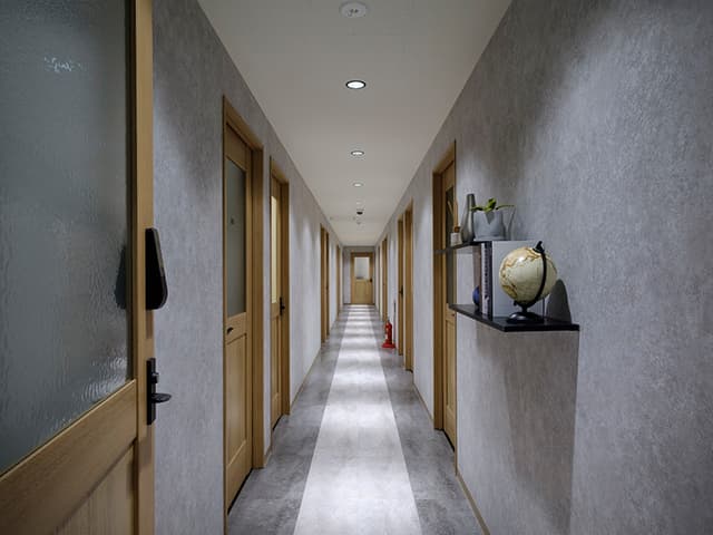 共用部_廊下。左右にプライベートオフィスが並びます。各個室とも施錠可能です。