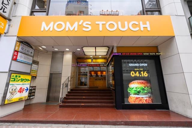近隣の飲食店_MOM'S TOUCH(徒歩1分)