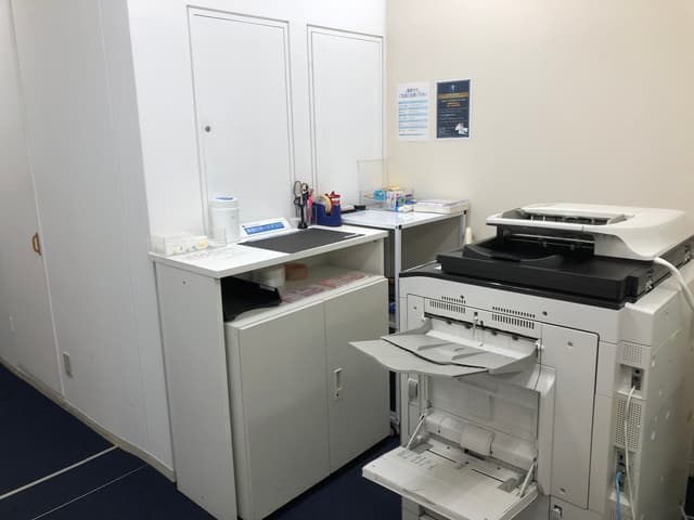 共用部_複合機やシュレッダーなど、オフィス備品が取り揃えられています