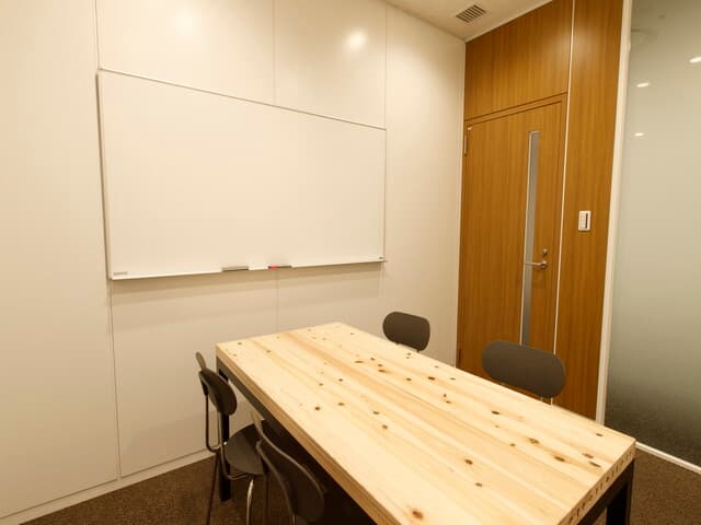 共用部_会議室。会議に必要な備品のレンタルを行っています。