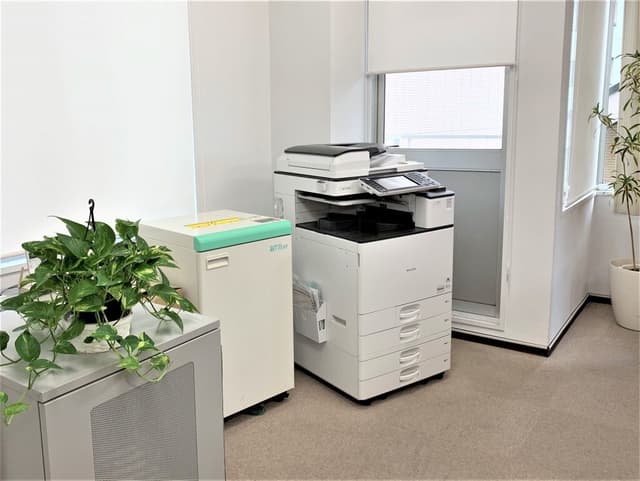 設備_複合機。スキャナ機能は無料、その他機能(白黒コピー、カラーコピー、白黒プリント、カラープリント)は有料でご利用いただけます。