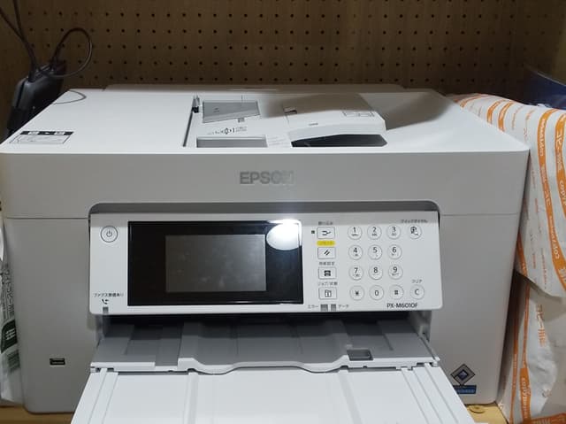 設備_複合機。複合機以外にモニターなどの設備も貸出ししています。