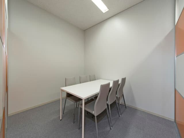 共用部_商談室。6名用の会議室があり、オフィス内で会議・商談が出来ます。