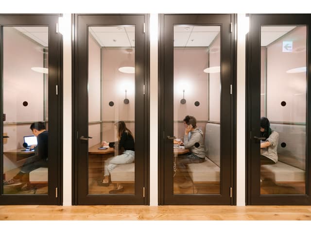 フォンブース。予約不要で使えるブースが各フロアに複数用意されています。※写真はイメージです。© WeWork
