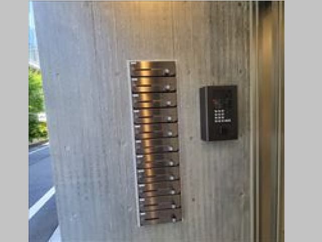 設備_ポスト。ビル入口に設置しています。