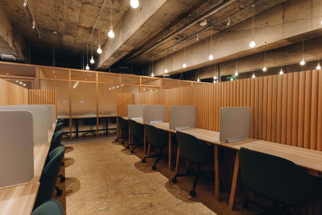 個室_3F固定席。並びで契約できる40席の固定席です。