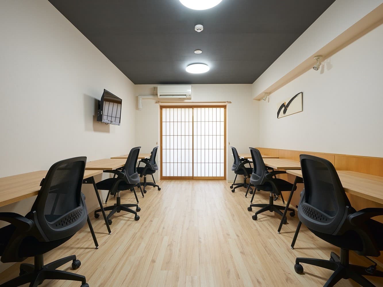 個室_無駄のないシンプルな内装で集中できる環境を揃えています。