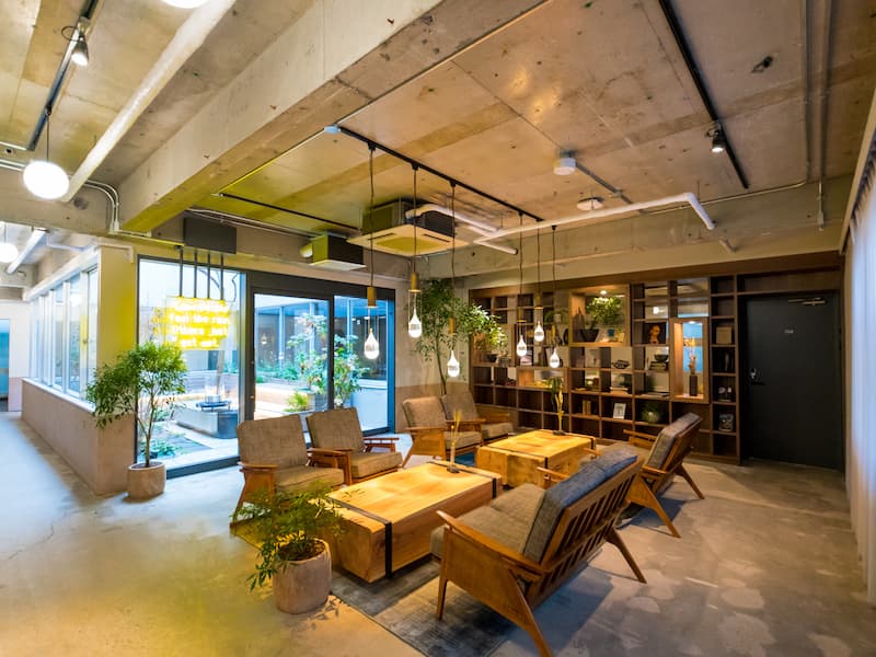 共用部_Lounge。自然の空気感が漂う空間となっており、来客対応や打ち合わせにもご利用いただけます。