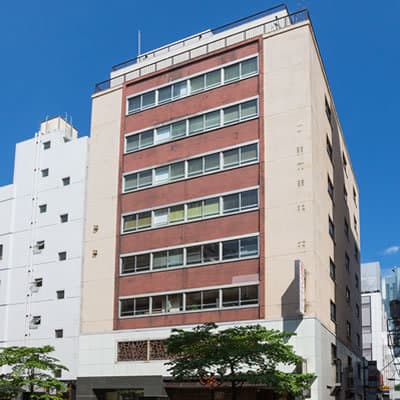 外観_新橋駅から徒歩3分に位置しています。