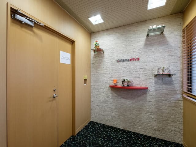 外観_エントランス。ちょっとした装飾を加えた入口になっています。