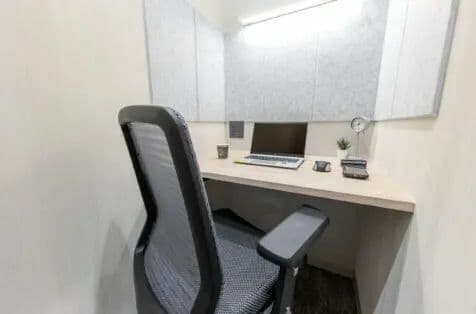 共有部_テレフォンブース。WEB会議や面接の際に便利です。※画像はイメージです。©bizcomfort