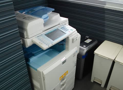 設備_コピー機。モノクロ1枚10円/カラー1枚45円で利用できるコピー機が設置されています。シュレッダーは無料でご利用いただけます。