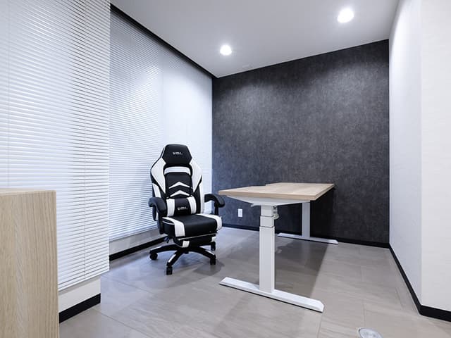 専有部_個室。オフィス家具が備えられており、ご入居後すぐに利用可能です。